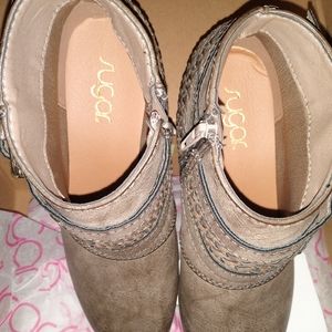 Women's boots size 9